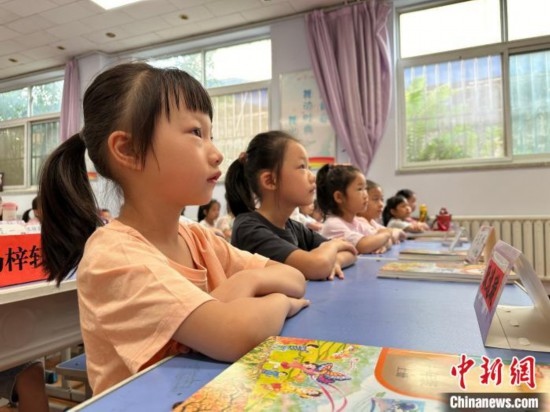 圖為衡水市康復(fù)街小學(xué)，小學(xué)生聽老師講開學(xué)第一課內(nèi)容。徐鵬璐 攝