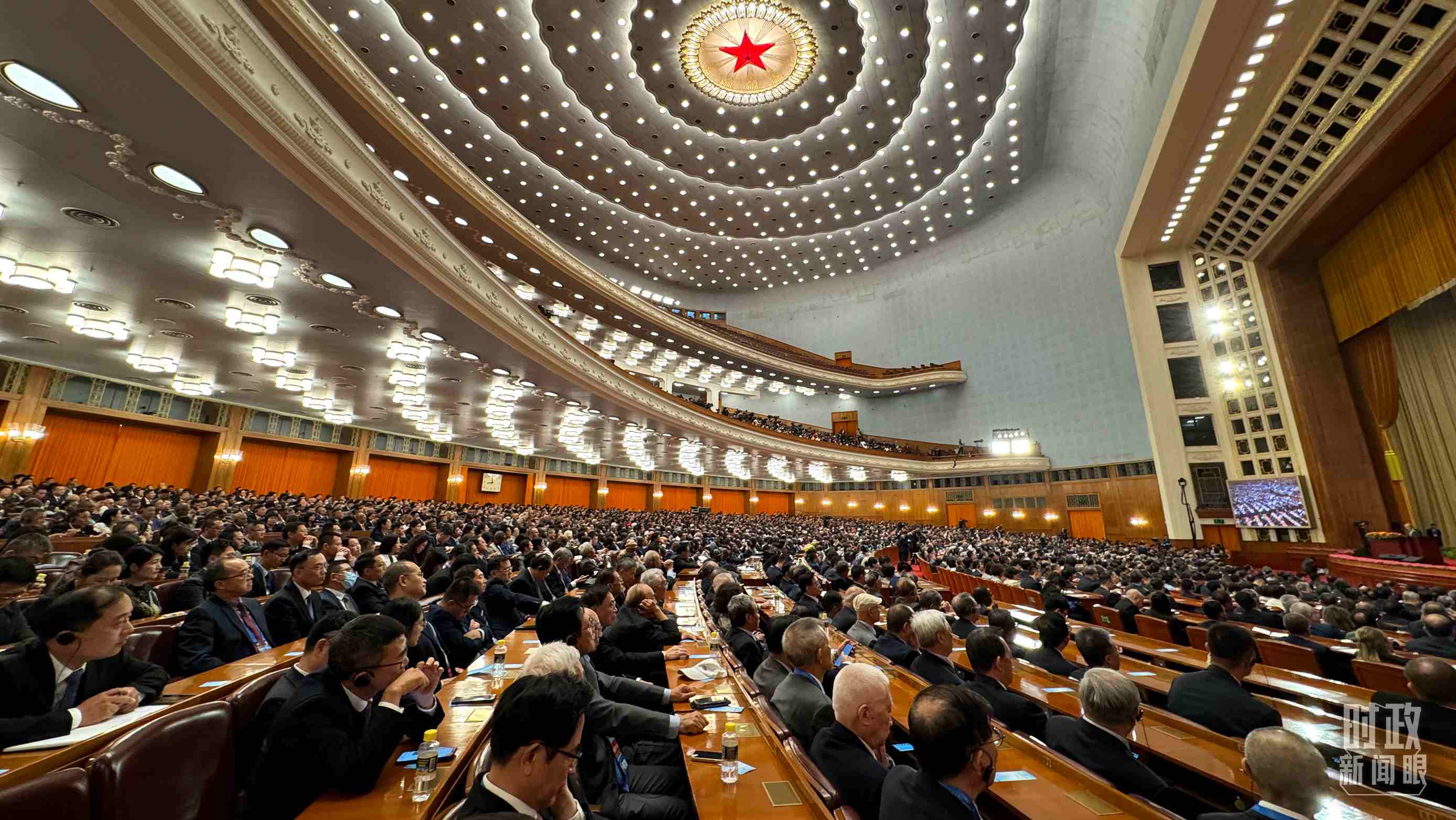  △中非合作論壇非方成員國國家元首、政府首腦、代表團(tuán)團(tuán)長及國際和地區(qū)組織負(fù)責(zé)人等中外各界人士3200余人出席開幕式。（總臺央視記者蔣碩拍攝）