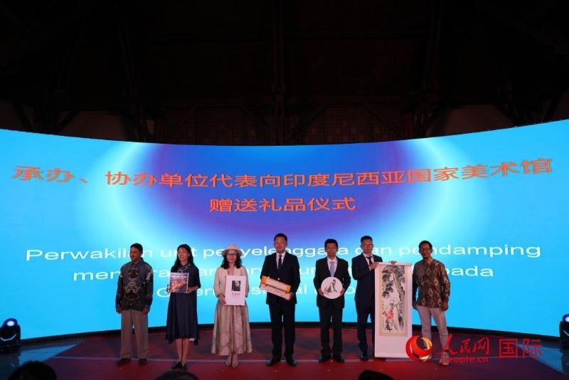 在展覽開幕式現(xiàn)場(chǎng)，本次展覽的承辦、協(xié)辦單位代表向印尼國家美術(shù)館贈(zèng)送禮品。人民網(wǎng)記者 曹師韻攝