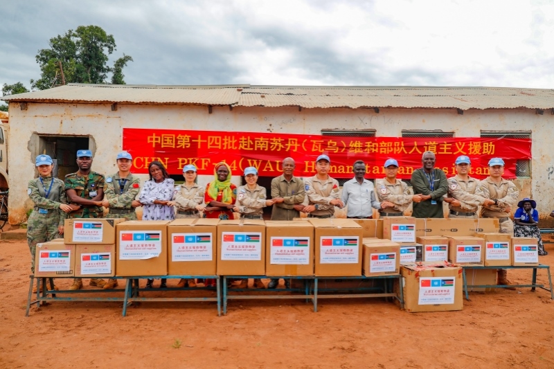 維和官兵與學(xué)校代表進(jìn)行物資交接。王皓宇攝