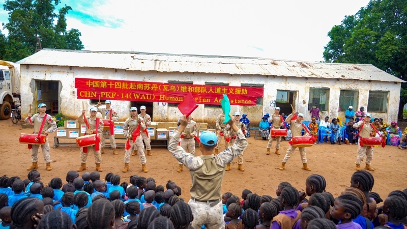 進(jìn)行傳統(tǒng)鑼鼓表演。鄧原淘攝