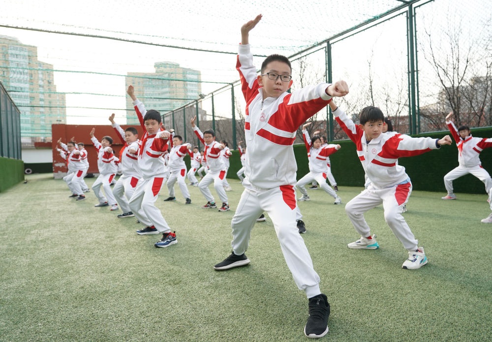 2024年2月21日，在人大附中實驗小學(xué)，學(xué)生們在體育課中進(jìn)行武術(shù)練習(xí)。新華社記者 任超 攝