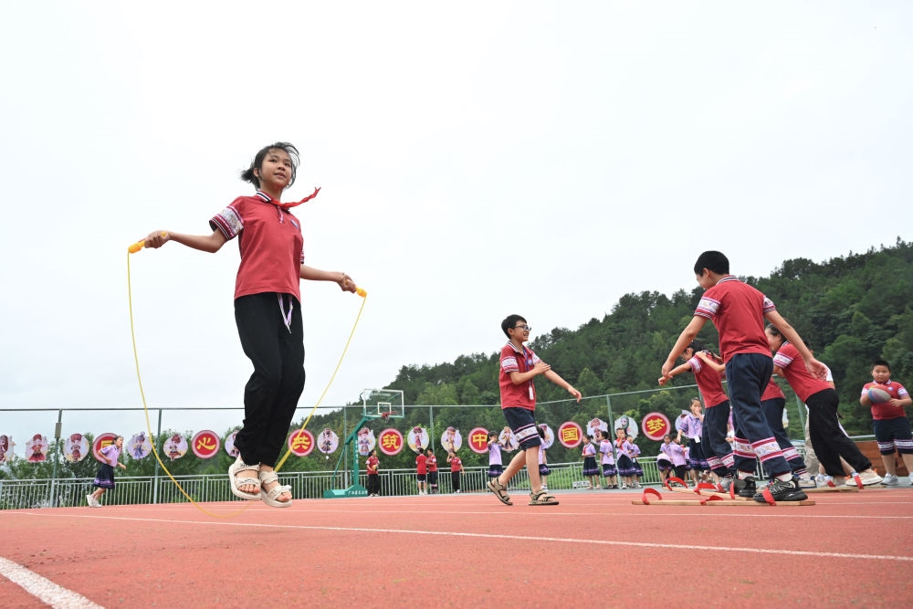 在廣西桂林市龍勝各族自治縣龍勝鎮(zhèn)第二小學(xué)，學(xué)生在大課間跳繩（2024年6月26日攝）。新華社記者 姜克紅 攝