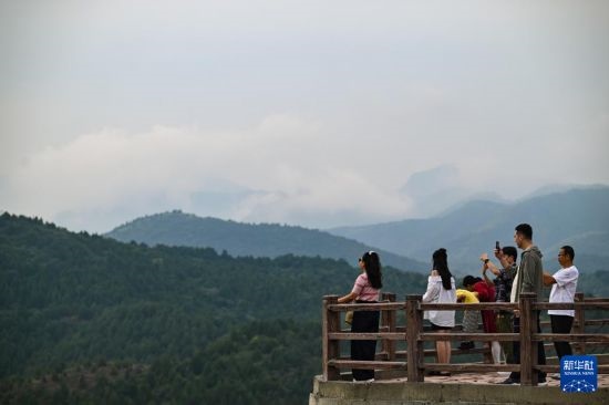 9月7日，市民游客在天津市薊州區(qū)漁陽(yáng)鎮(zhèn)西井峪村欣賞云海。
