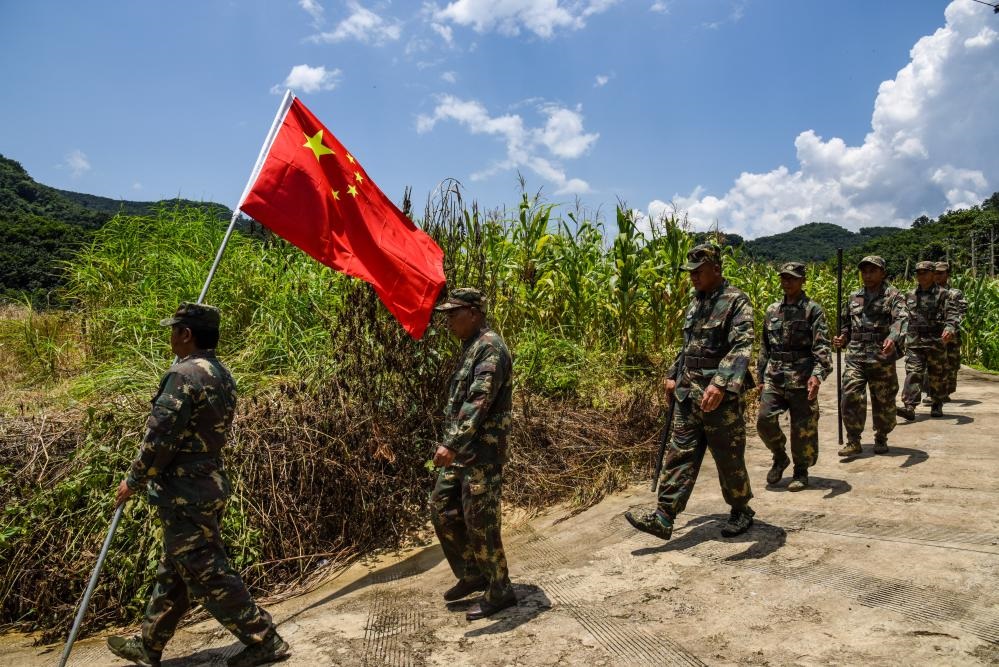 8月16日，老支書尼紅（左二）和班老鄉(xiāng)班搞村巡邊隊一起出發(fā)去巡邊。新華社記者吉哲鵬 攝
