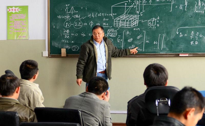 2011年4月，著名地球物理學(xué)家黃大年為學(xué)生們授課。