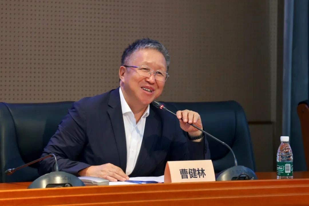 科技部原副部長、十三屆全國政協(xié)教科衛(wèi)體委員會副主任、現(xiàn)任季華實驗室理事長、主任曹健林致辭。主辦方供圖