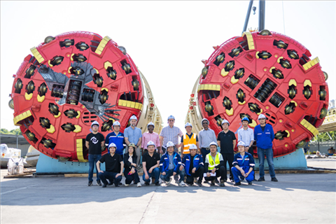 中外員工在盾構機前合影。中國電建供圖