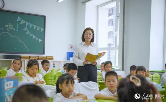9月9日，黑龍江省哈爾濱市花園小學(xué)，語(yǔ)文老師正在給二年級(jí)小學(xué)生們上課。人民網(wǎng)記者 張哲鑫攝