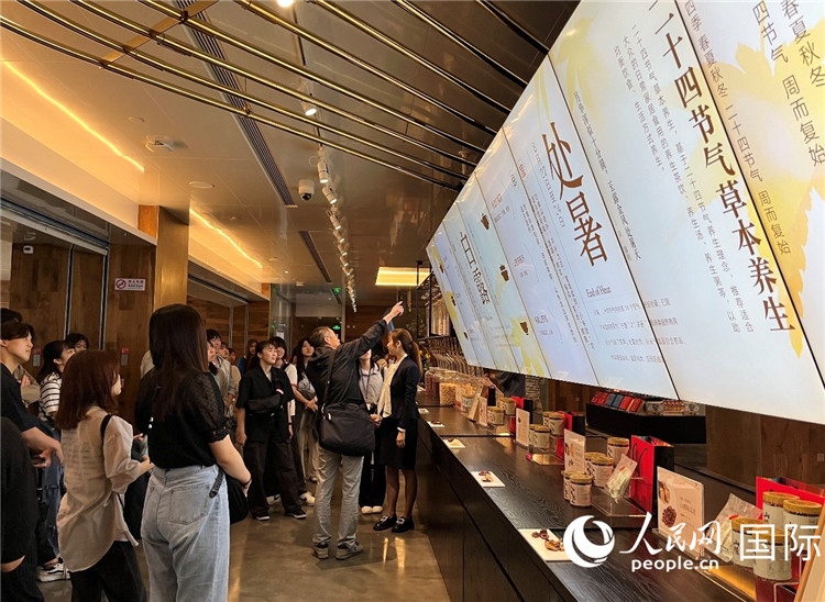 2. 日中友好協(xié)會(huì)青年代表團(tuán)一行學(xué)習(xí)24節(jié)氣養(yǎng)生知識(shí)。（人民網(wǎng)記者陳思 攝）