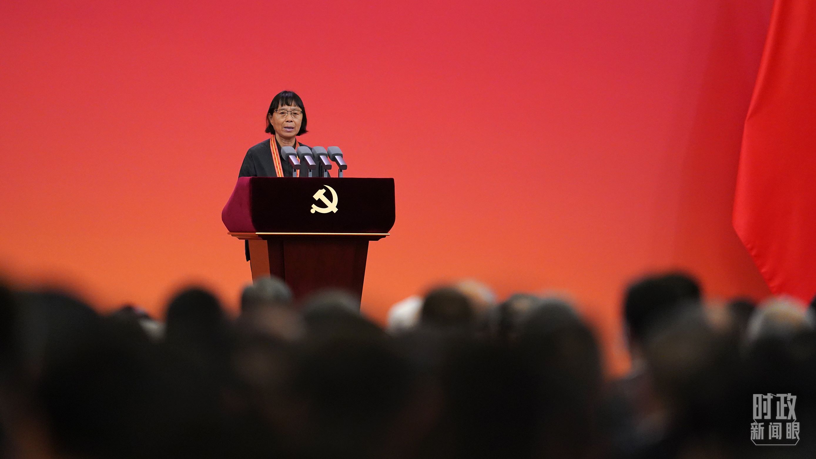  △2021年6月，幫助數(shù)千名貧困山區(qū)女孩圓夢(mèng)大學(xué)的人民教師張桂梅，代表“七一勛章”獲得者發(fā)言。（總臺(tái)國廣記者李晉拍攝）