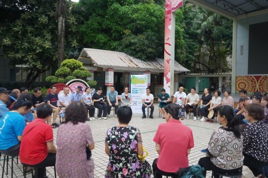  南寧市青秀區(qū)新竹社區(qū)召開(kāi)“竹聲傾談”民情懇談會(huì)。（李抒蓉 攝）