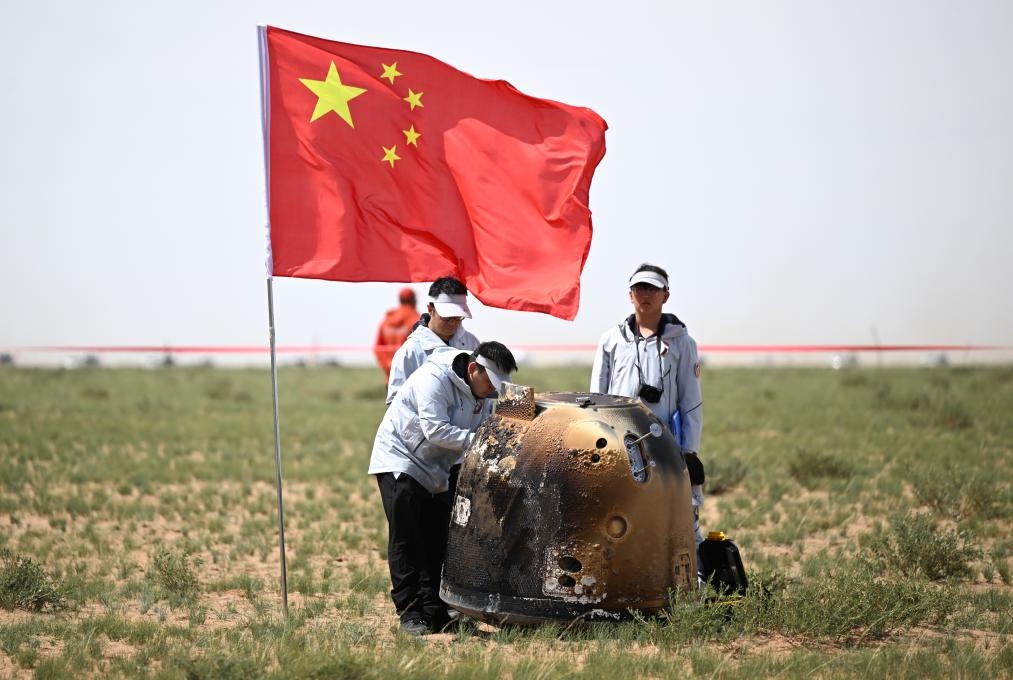 6月25日14時7分，嫦娥六號返回器攜帶來自月背的月球樣品安全著陸在內(nèi)蒙古四子王旗預(yù)定區(qū)域，探月工程嫦娥六號任務(wù)取得圓滿成功。新華社記者 貝赫 攝