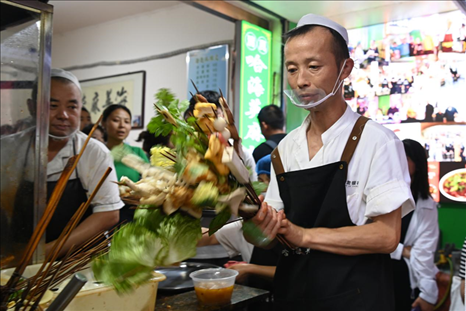 店員準備制作天水麻辣燙。新華社記者 范培珅 攝