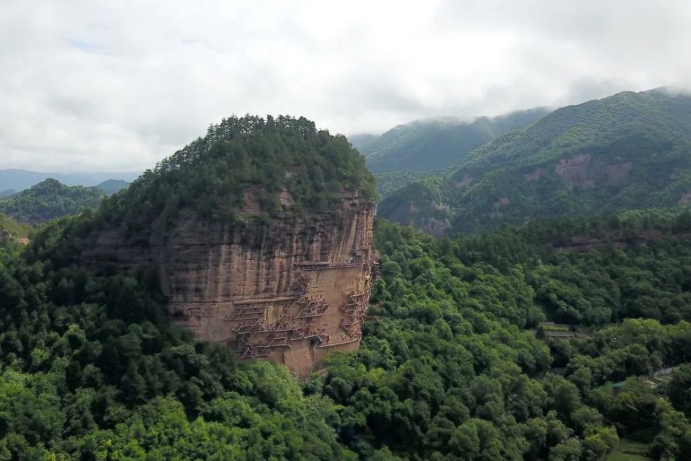 麥積山石窟全景。新華社記者 范培珅 攝