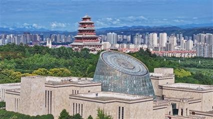 △寶雞青銅器博物院建筑外形運用高臺門闕、青銅厚土的建筑語言，氣勢恢宏，厚重威嚴。（總臺央視記者范凱拍攝）