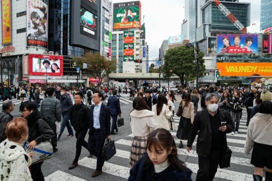 2023年11月15日，人們走過日本東京澀谷車站前的十字路口。新華社記者張笑宇攝