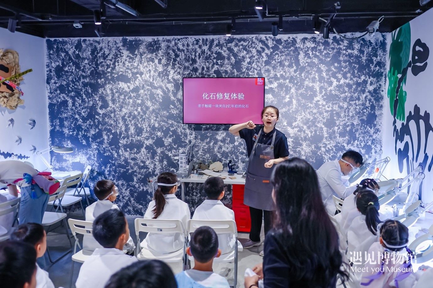 3. 小朋友們在“2億年的地球記憶——恐龍化石特展”體驗當“小小科學家”。遇見博物館供圖