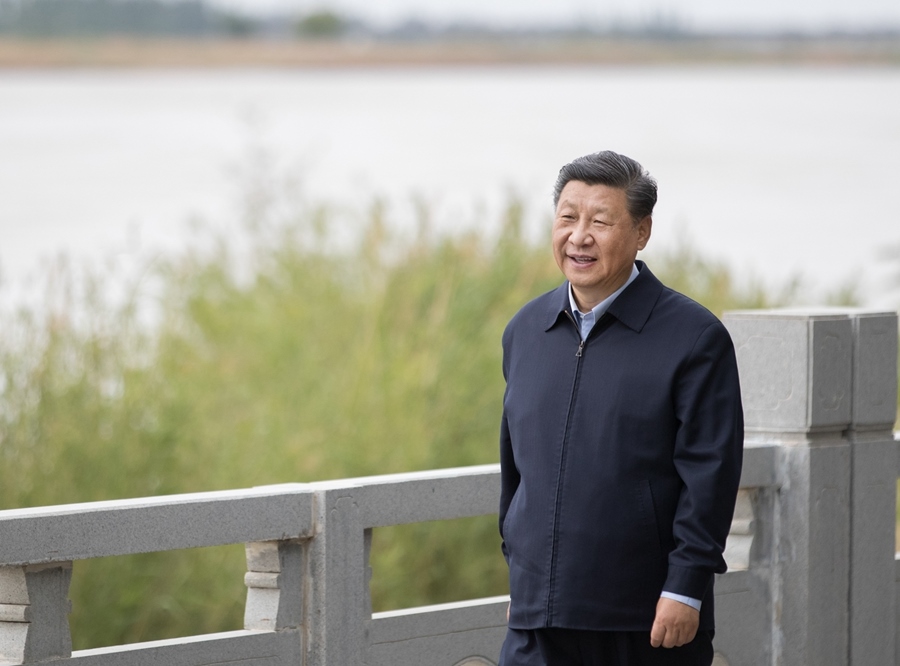 2020年6月8日，中共中央總書記、國家主席、中央軍委主席習近平在寧夏黃河吳忠市城區(qū)段了解加強黃河流域生態(tài)保護情況。新華社記者 王曄 攝