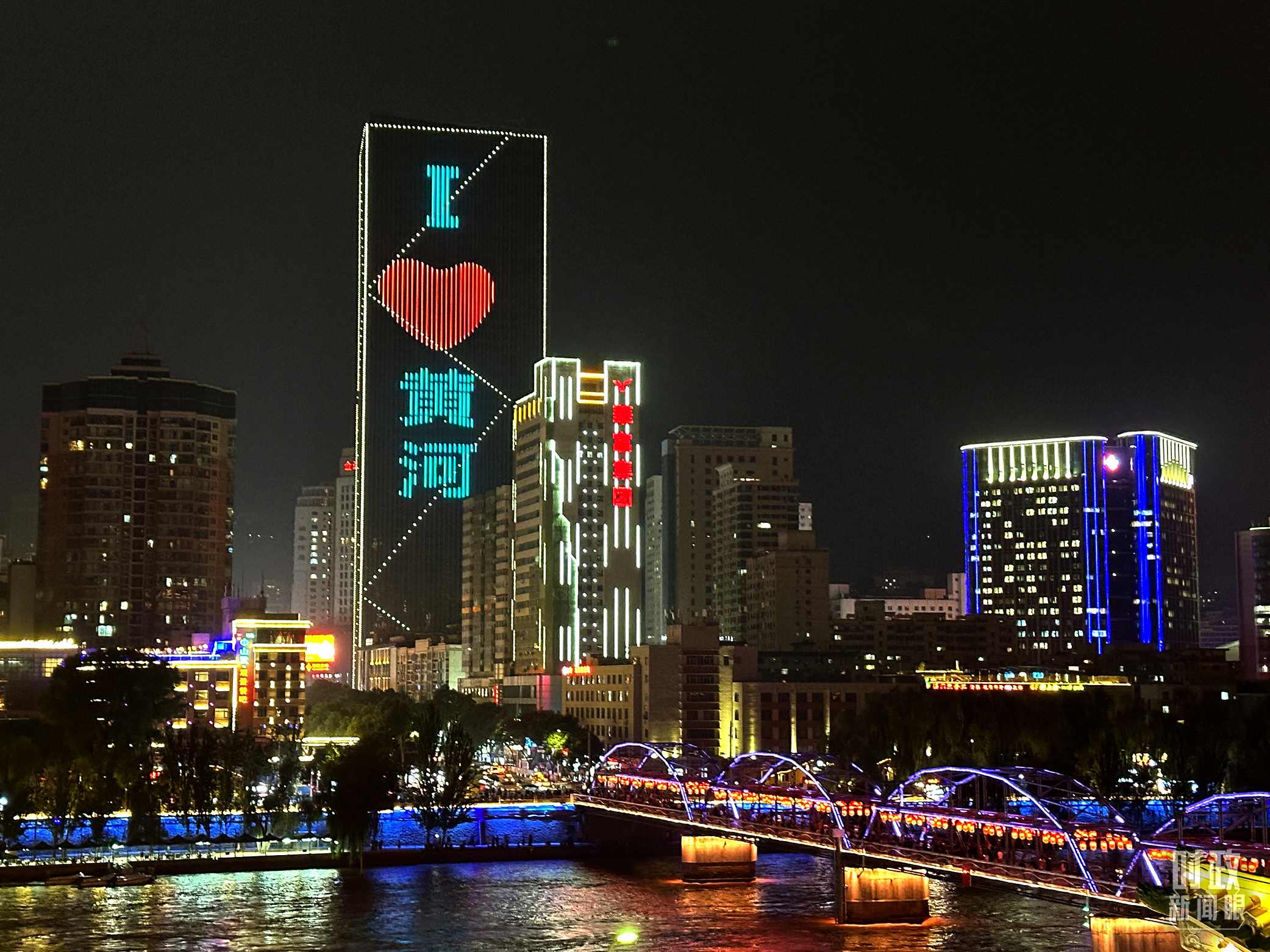△黃河蘭州中山橋段夜景。（總臺(tái)央視記者趙化拍攝）