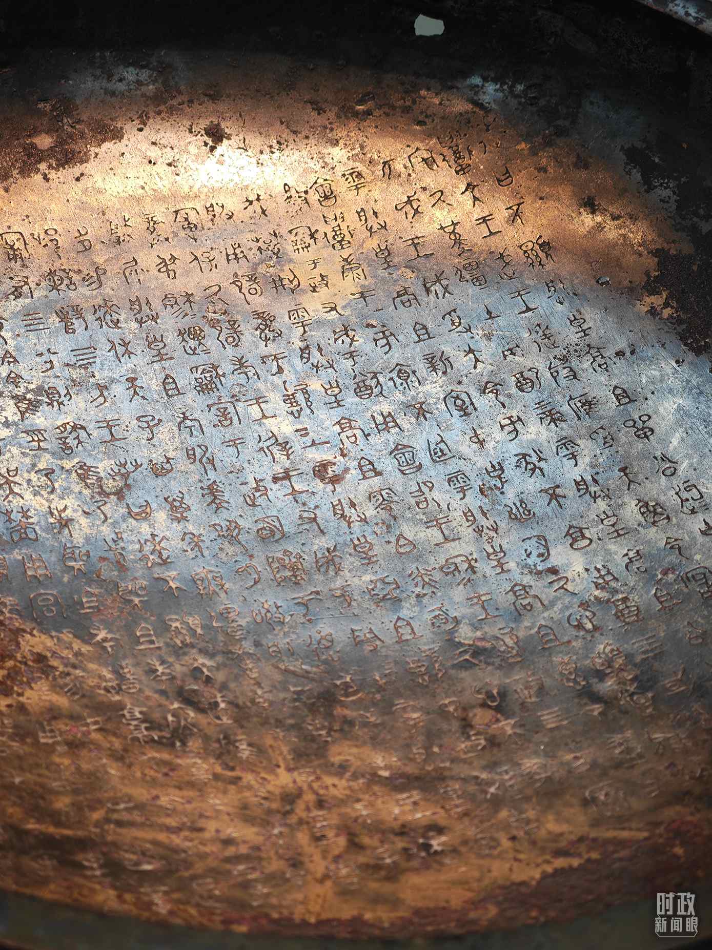 △ 寶雞青銅器博物院內(nèi)展陳——逨盤。（總臺央視記者丁欣、彭漢明拍攝）