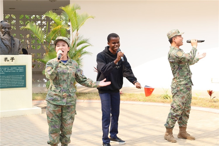 孔院學(xué)生與中國海軍官兵合唱《天地龍鱗》。內(nèi)圖大學(xué)孔子學(xué)院供圖