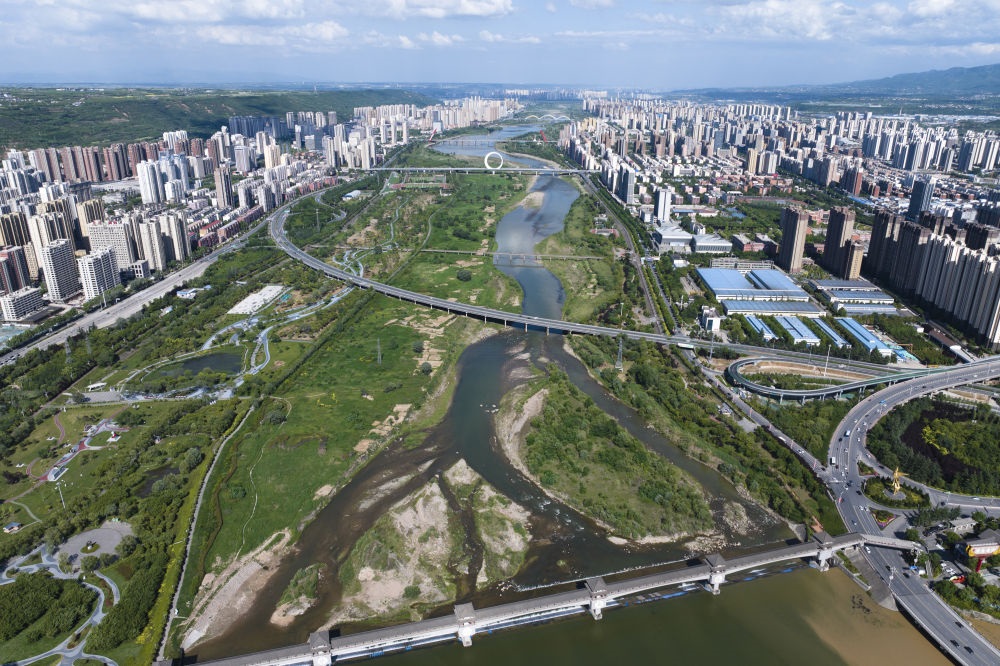 2024年5月9日在陜西省寶雞市拍攝的黃河最大支流渭河沿岸景色（無(wú)人機(jī)照片）。