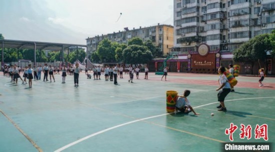 翠竹小學(xué)的學(xué)生在進行拋繡球運動。歐惠蘭 攝