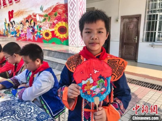 翠竹小學(xué)學(xué)生展示自己繪制的團扇作品。蔣豐慧 攝