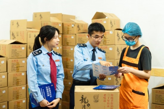 國家稅務(wù)總局平樂縣稅務(wù)局青年服務(wù)隊(duì)深入本土月餅生產(chǎn)銷售企業(yè)，精準(zhǔn)推送適用稅惠政策，為香甜的月餅增添“稅滋味”。任斯林?jǐn)z