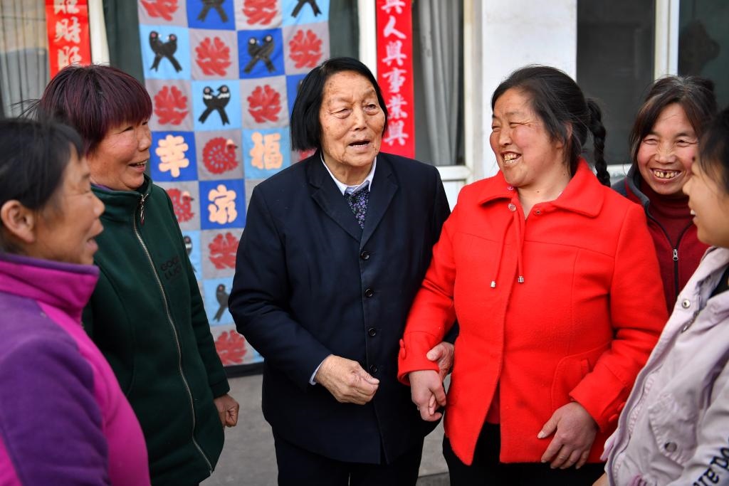 2019年3月23日，申紀(jì)蘭（左三）在山西省平順縣西溝村與村民分享全國兩會精神。新華社記者 曹陽 攝