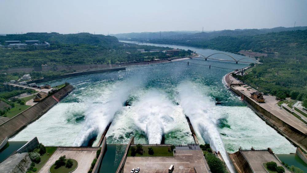 2023年6月21日，調(diào)水調(diào)沙清水下泄階段的小浪底水庫(kù)下泄基本為清水（無(wú)人機(jī)照片）。黃河調(diào)水調(diào)沙已實(shí)施22年，通過(guò)調(diào)水調(diào)沙，黃河下游河道主河槽得到全線沖刷，河床有明顯下降，行洪和過(guò)沙能力普遍提高。