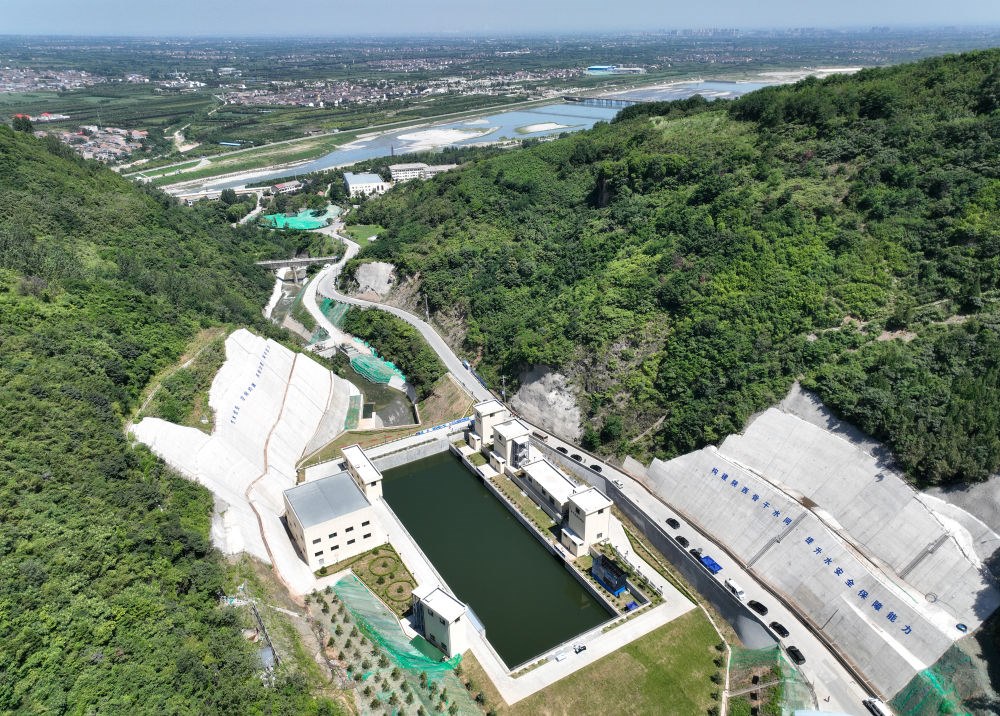 2023年7月16日，國(guó)家重大水利工程引漢濟(jì)渭工程成功實(shí)現(xiàn)先期通水，這是在陜西西安拍攝的黃池溝配水樞紐（無(wú)人機(jī)照片）。引漢濟(jì)渭工程全部建成投用后，可增加渭河入黃河水量年均6億至7億立方米。