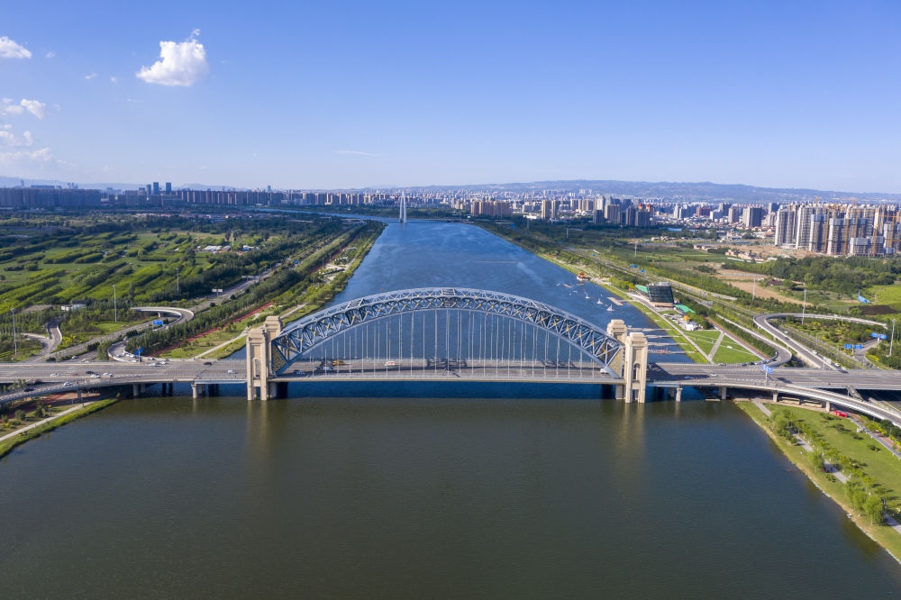 2024年6月7日在山西拍攝的汾河太原段晉陽(yáng)橋（無(wú)人機(jī)照片）。汾河是黃河第二大支流。近年來(lái)，當(dāng)?shù)赝ㄟ^(guò)源頭截污、雨污分流、生物治藻等措施推進(jìn)“一泓清水入黃河”工程。今年1月至6月，太原市境內(nèi)6個(gè)地表水國(guó)考斷面優(yōu)良水體比例達(dá)到100%。