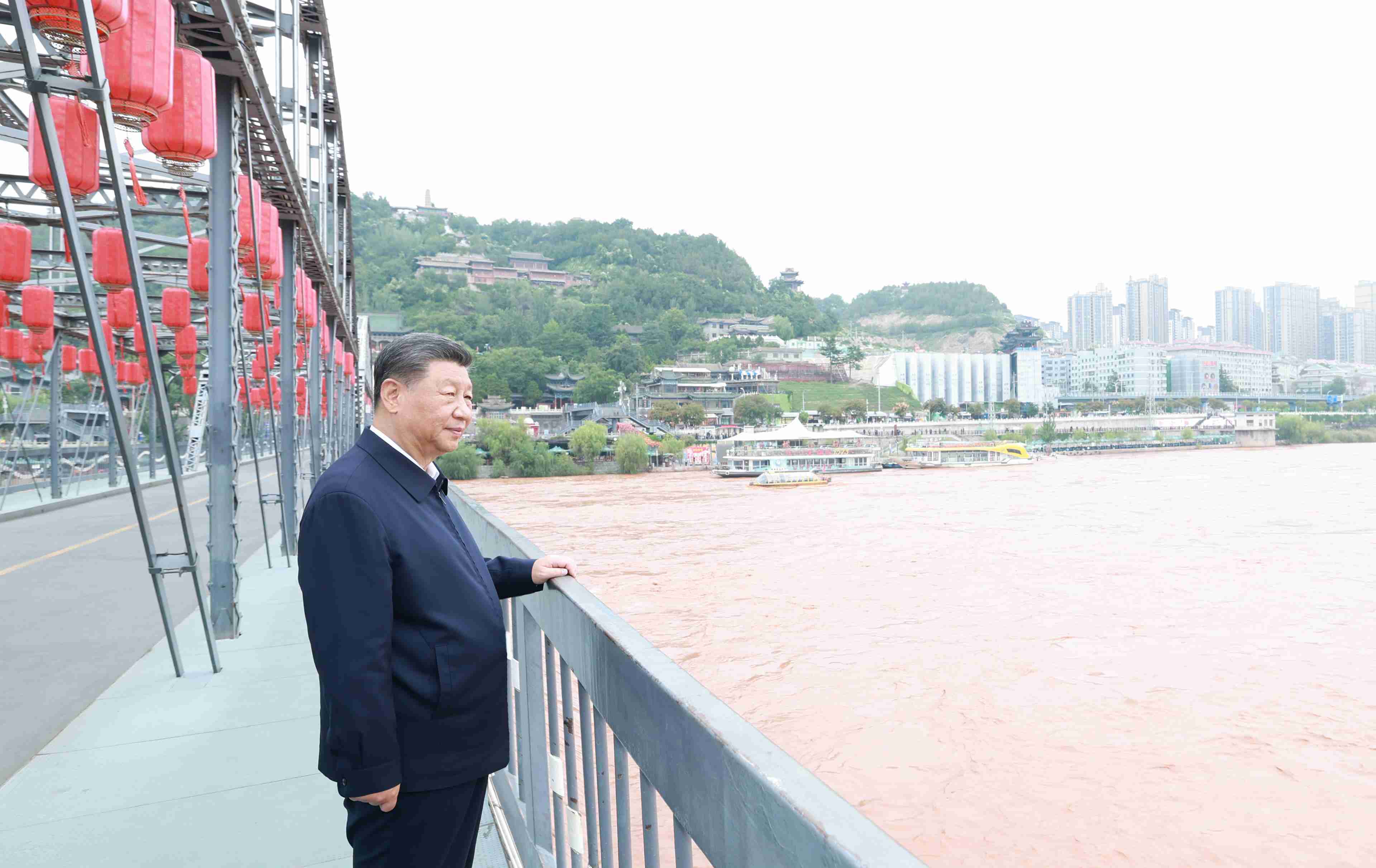 △9月11日，習(xí)近平總書記在甘肅蘭州中山橋上遠(yuǎn)眺黃河。