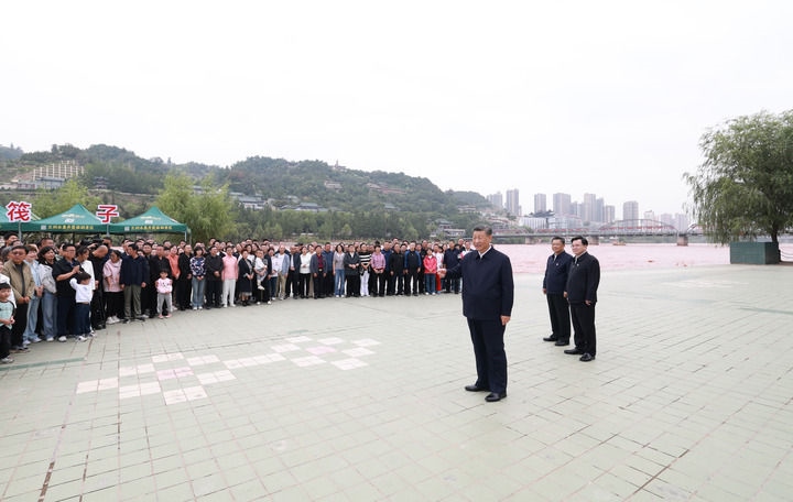 9月10日至13日，中共中央總書記、國家主席、中央軍委主席習近平在甘肅考察。這是11日下午，習近平在黃河蘭州中山橋段考察時，同在場的干部群眾親切交流。新華社記者 王曄 攝