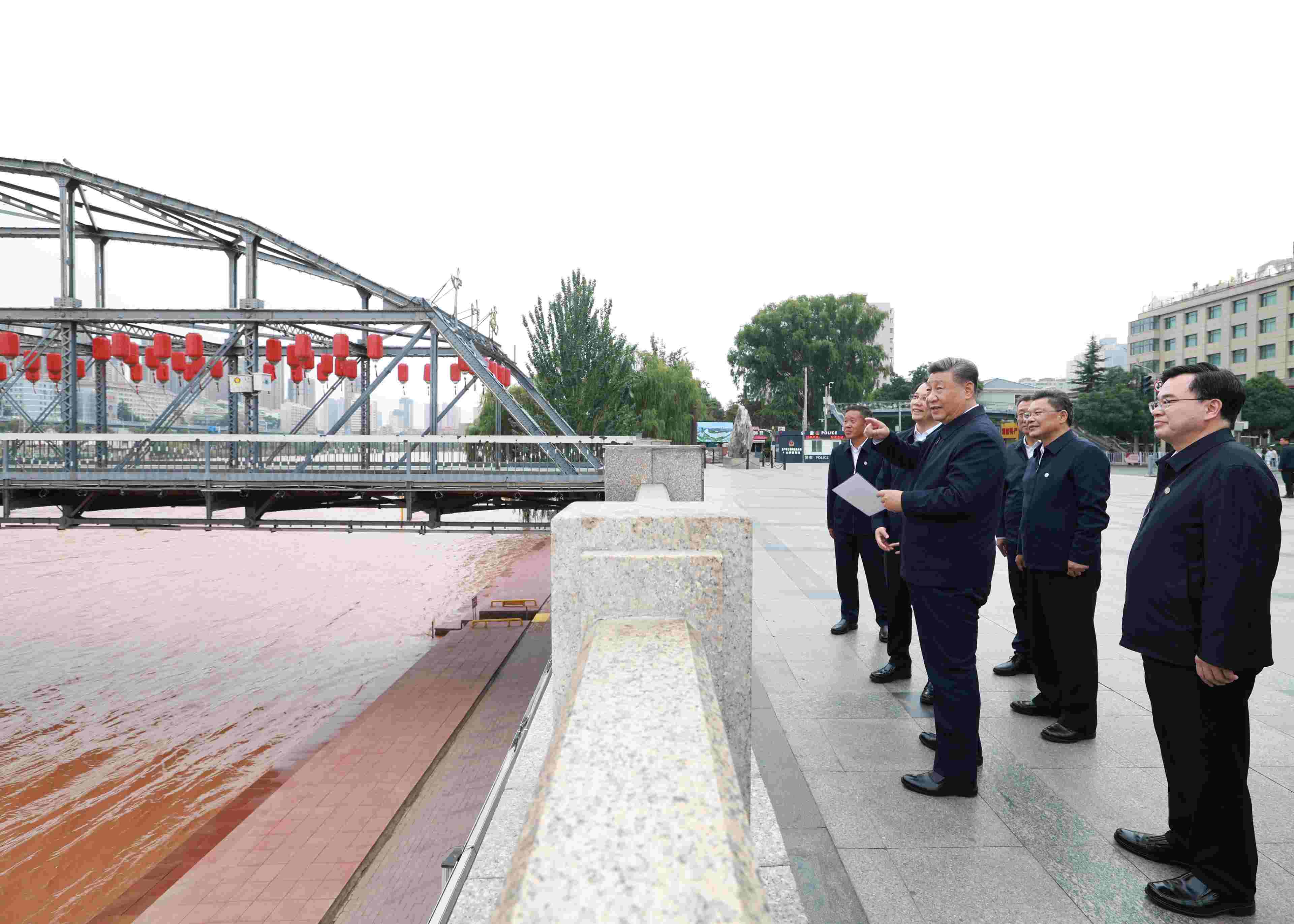 △ 2024年9月11日，習(xí)近平總書記來到甘肅省蘭州市黃河蘭州中山橋段，了解當(dāng)?shù)赝苿?dòng)黃河流域生態(tài)保護(hù)情況。