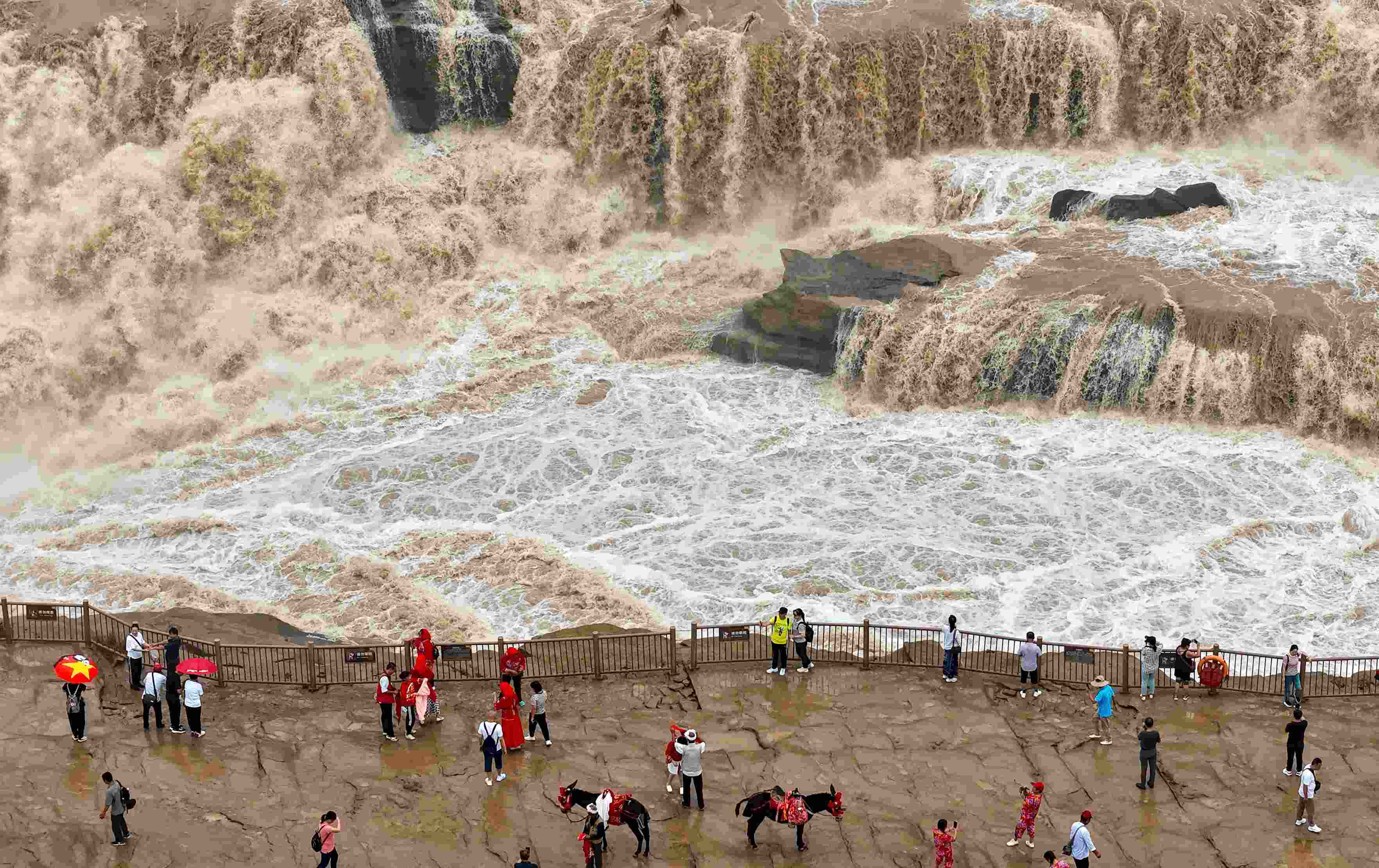 △9月9日，游客在黃河壺口瀑布景區(qū)游覽。
