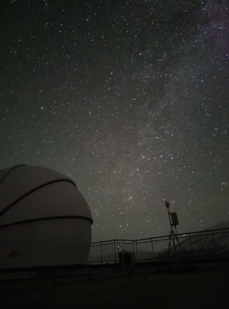 星空下的塔縣星地激光通信地面站。（中國(guó)科學(xué)院空天信息創(chuàng)新研究院供圖）