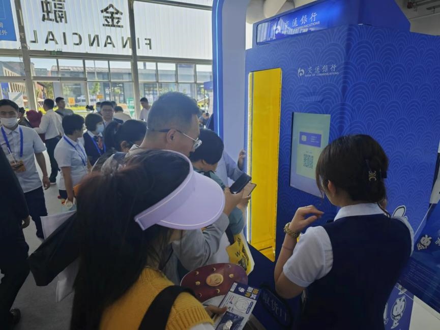 觀眾在金融服務(wù)展區(qū)體驗數(shù)字人民幣購物。人民網(wǎng)記者 黃盛攝