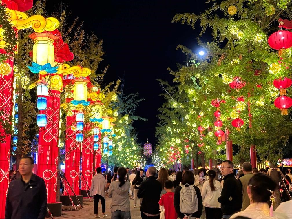市民游客在2024年北京中秋國慶彩燈游園會欣賞彩燈。新華社記者楊淑君 攝