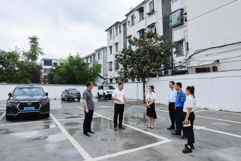 2024年9月11日，在浙江省湖州市，湖州吳興區(qū)人大代表、人大飛英街道工委代表及塔下街社區(qū)代表前往已改建的一處停車場(chǎng)進(jìn)行實(shí)地調(diào)研，監(jiān)督該改建項(xiàng)目的完成情況。新華社記者 徐昱 攝