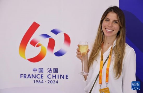 9月12日，工作人員在服貿(mào)會(huì)法國(guó)國(guó)家館展示香檳酒。新華社記者 戚曉毅 攝