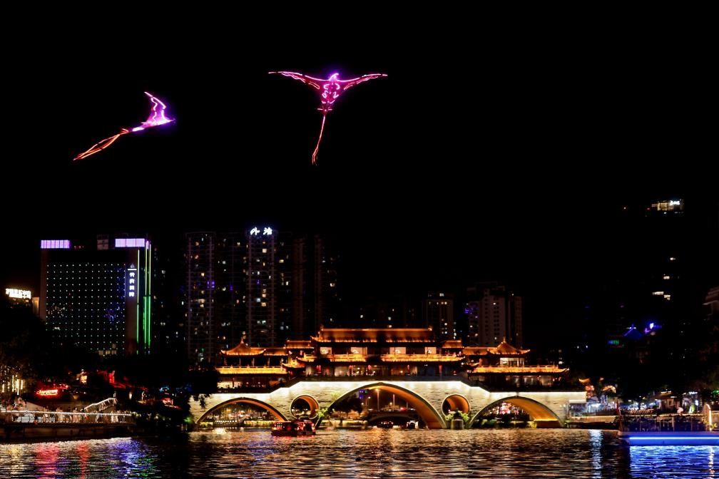 成都“夜游錦江”低空飛行裝置與游船伴飛。（唐斌治 攝）