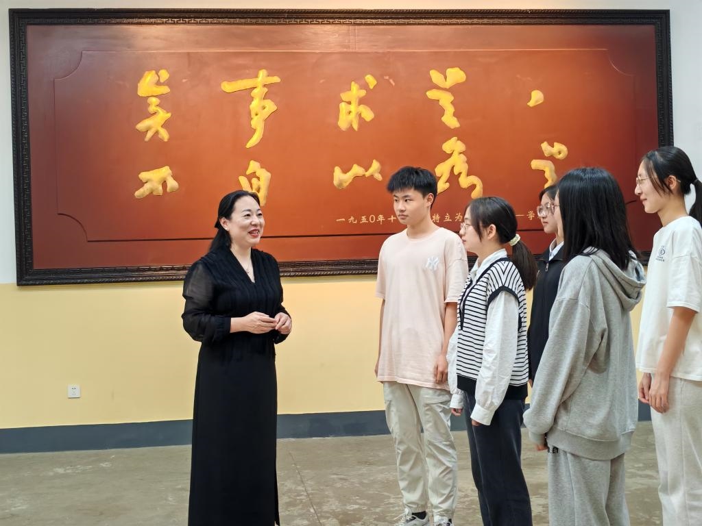 湖南第一師范學(xué)院思政課教師正在為學(xué)生講述紅色校史。（受訪(fǎng)者供圖）