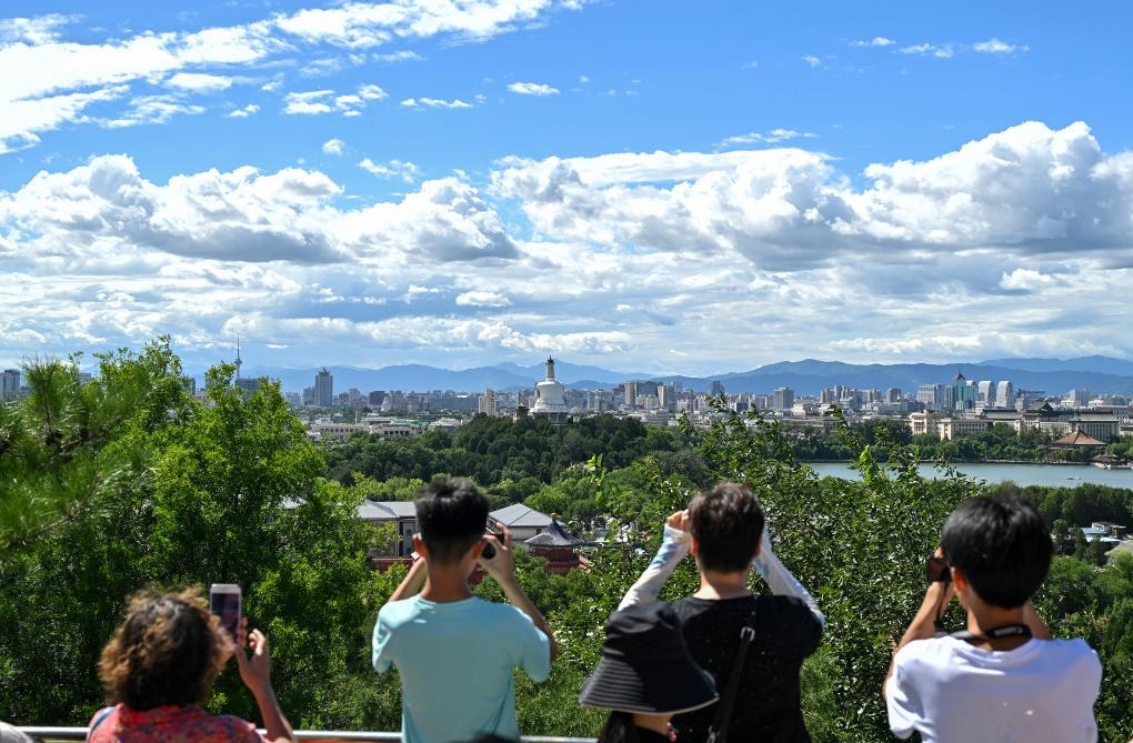 2024年8月12日北京天氣晴好，游客從景山上拍攝遠(yuǎn)處的北海公園。新華社記者李鑫 攝