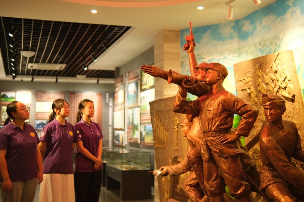 7月26日，南開(kāi)大學(xué)實(shí)踐隊(duì)在環(huán)江革命陳列館了解毛南族人民在黨的領(lǐng)導(dǎo)下進(jìn)行革命斗爭(zhēng)的歷程。（受訪(fǎng)者供圖）