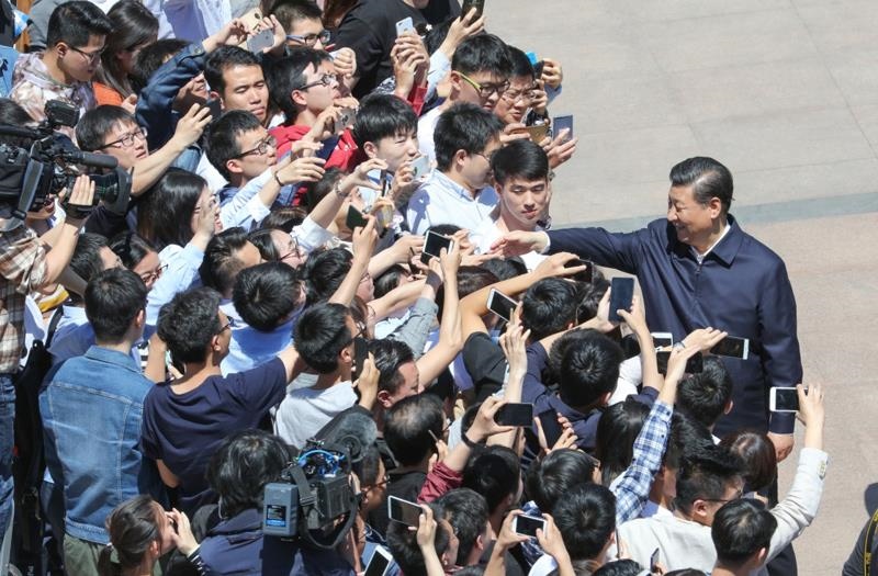 2018年5月2日，習(xí)近平總書記來到北京大學(xué)考察。這是總書記離開學(xué)校時同道路兩旁師生親切握手。