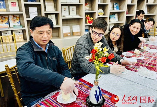 前來參加活動的利馬居民共同制作冰皮月餅。人民網(wǎng)記者 宋亦然攝