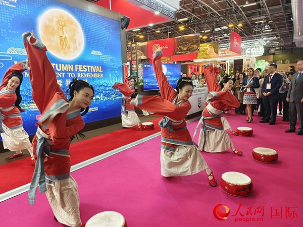 “你好！中國(guó)”展臺(tái)開(kāi)幕式上的中國(guó)傳統(tǒng)舞蹈表演。人民網(wǎng)記者 尚凱元攝